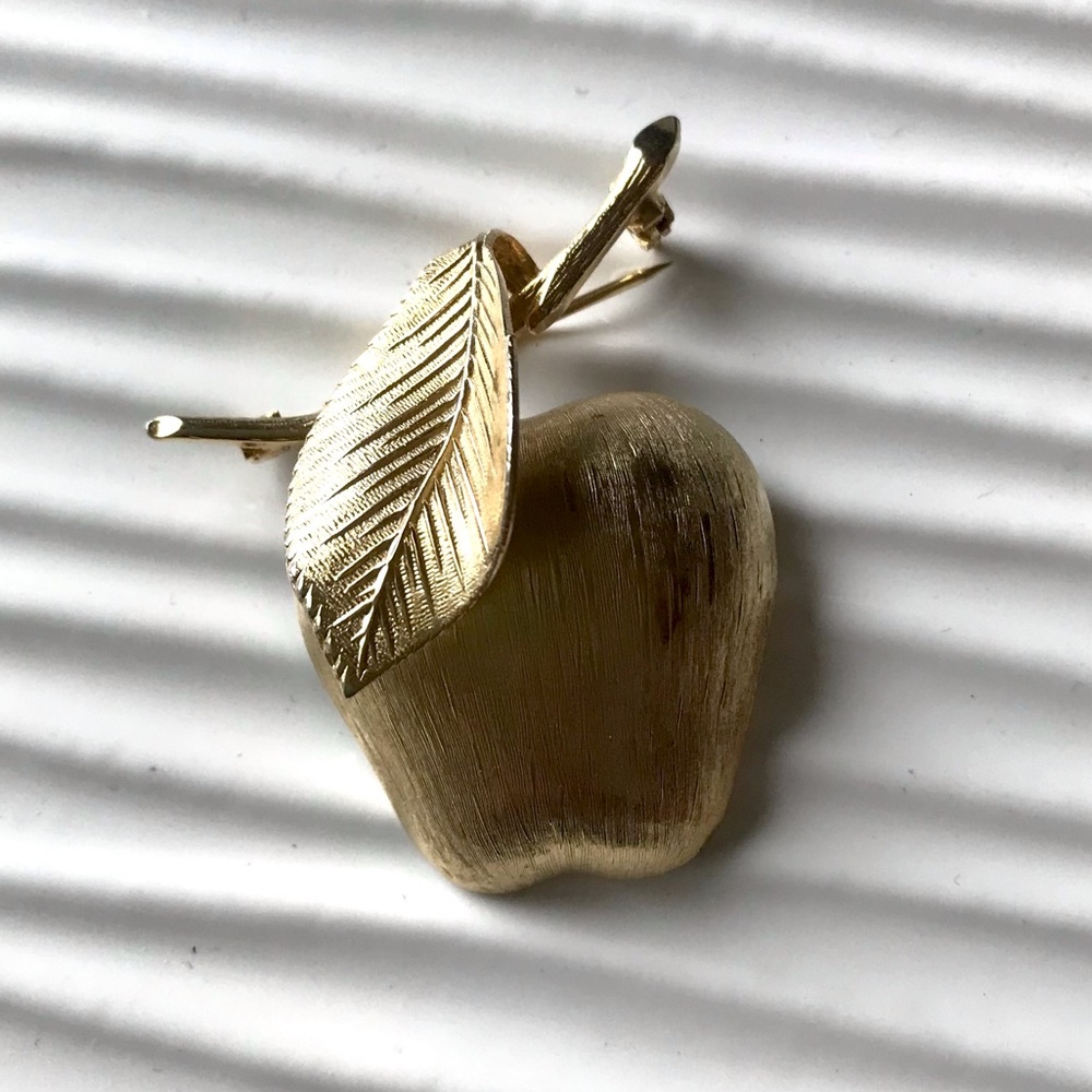 Vintage 60’s gold tone apple brooch novelty pin